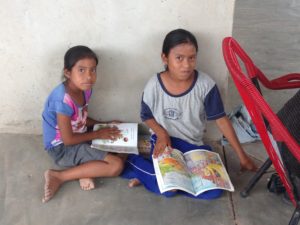 These girls came with their mom to visit my friend one afternoon. They're looking at books in English. :)
